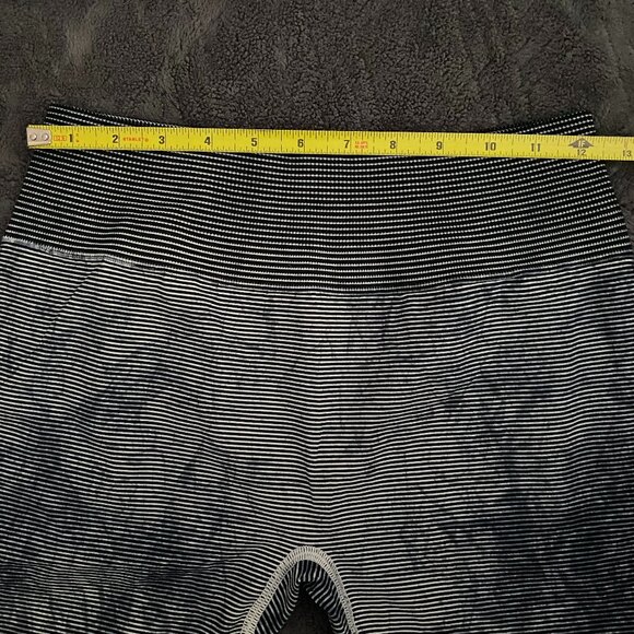 Lululemon Ebb to Train Tight, Wash White / Black / Luna Size 10 - Picture 4 of 6